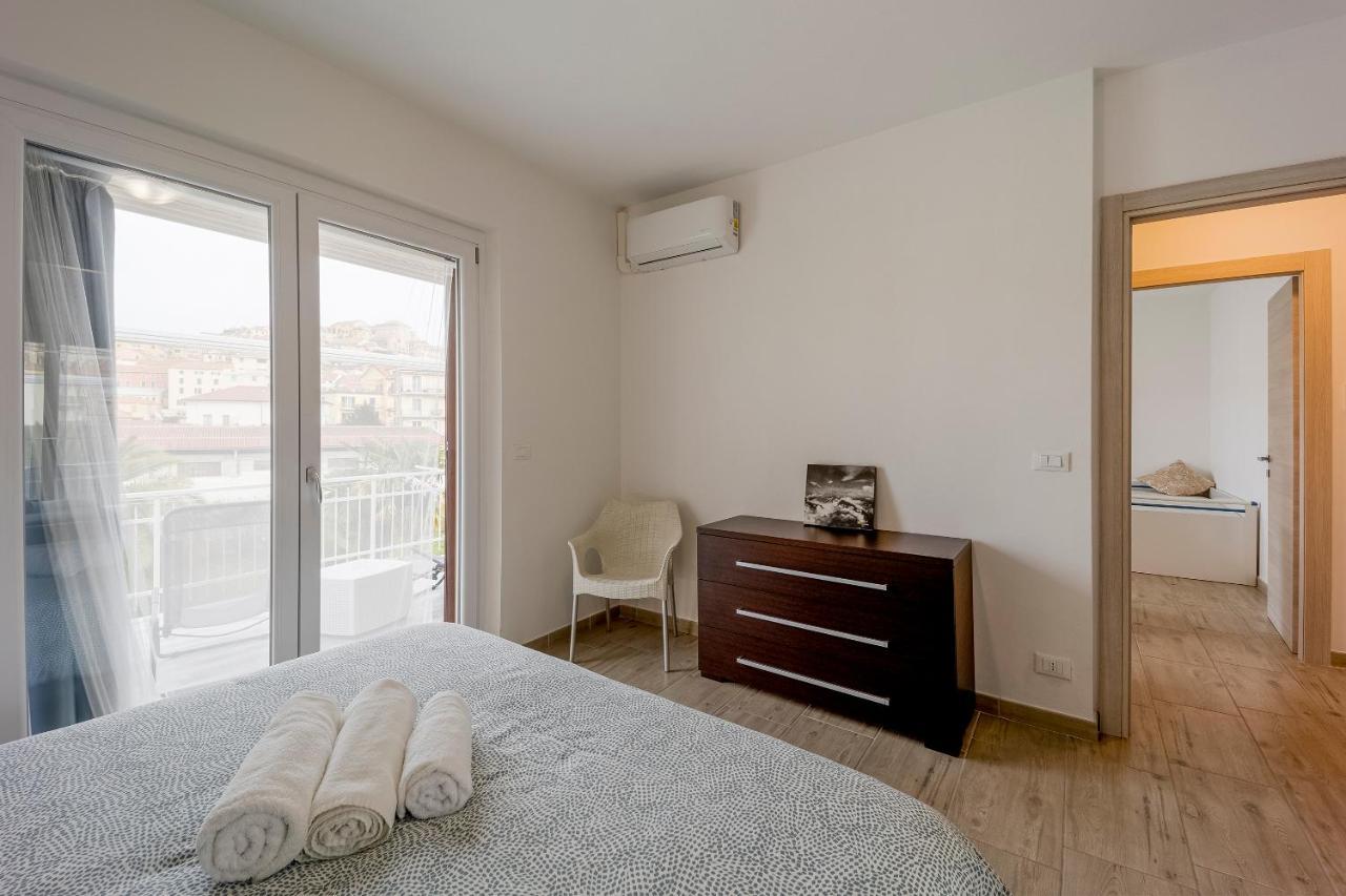 Il Gattino Di Porto - Apt 5 - Bilocale Terrazzo Piscina Империа Екстериор снимка